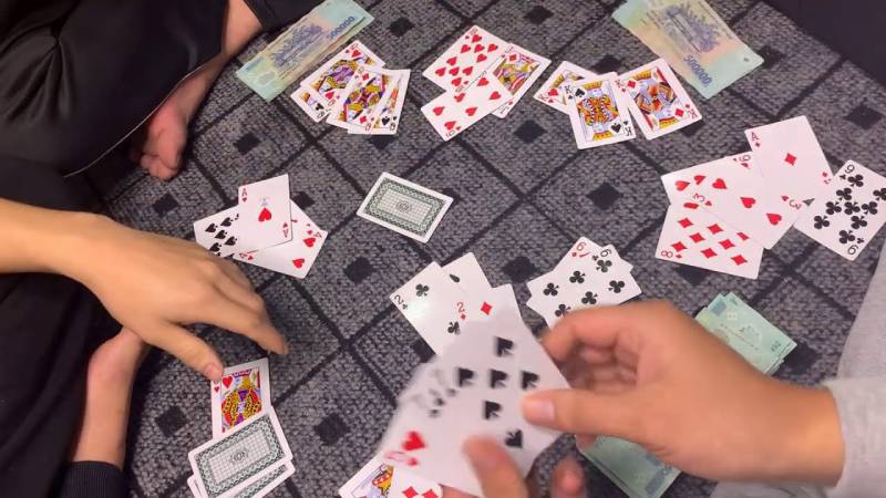 Mẹo Đánh Phỏm Từ Cao Thủ Giúp Bạn Chơi Như Chuyên Gia 3 Quan sát kỹ từng lá bài đối thủ đánh ra